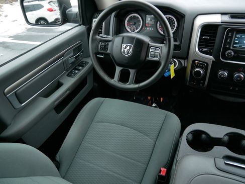 Used 2020 RAM 1500 Classic SLT image 9