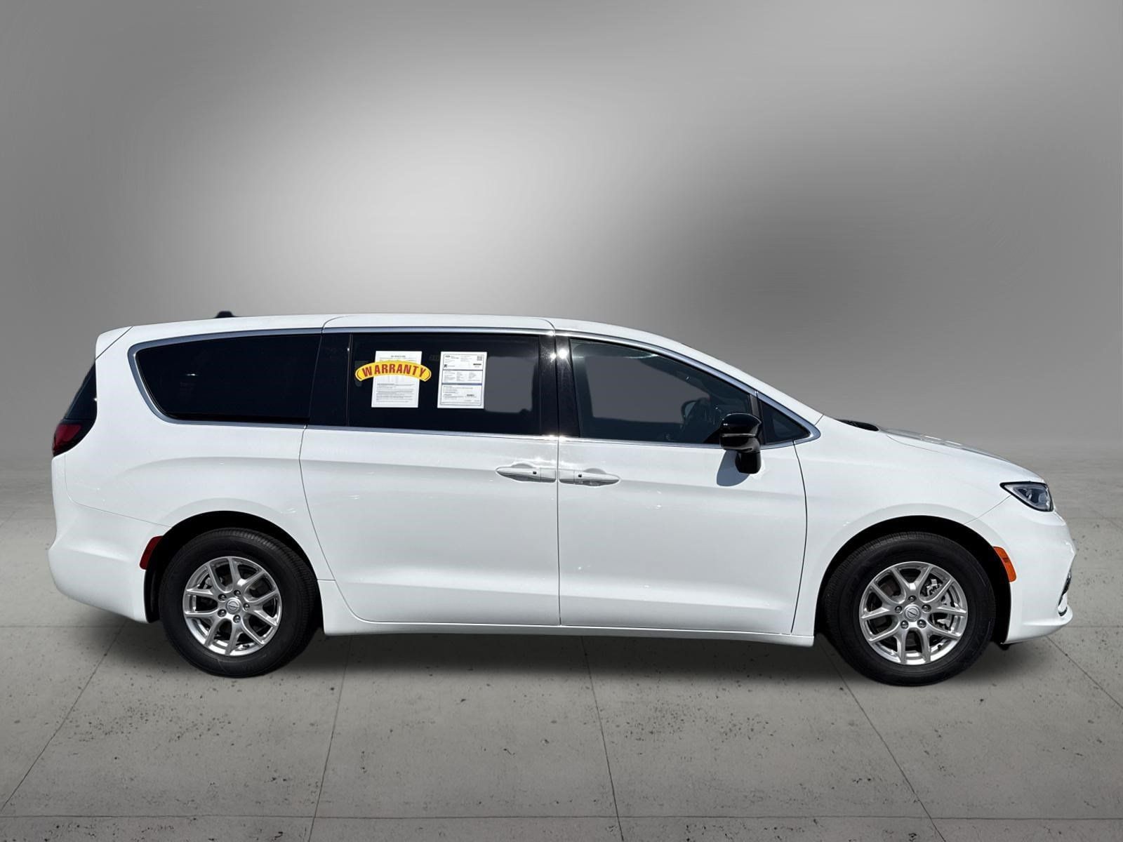 Used 2025 Chrysler Pacifica Select FWD image 5