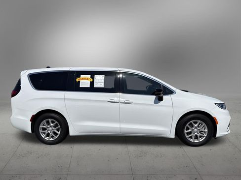 Used 2025 Chrysler Pacifica Select FWD image 5
