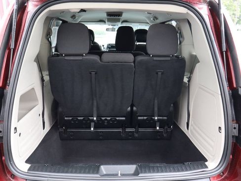 Used 2017 Dodge Grand Caravan SE FWD image 4