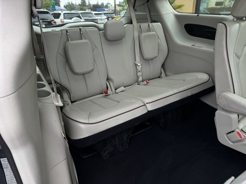 Used 2020 Chrysler Pacifica Limited FWD image 25