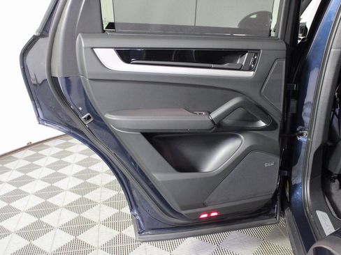 Used 2025 Porsche Cayenne Coupe image 31