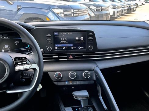 Certified 2025 Hyundai Elantra SE image 6