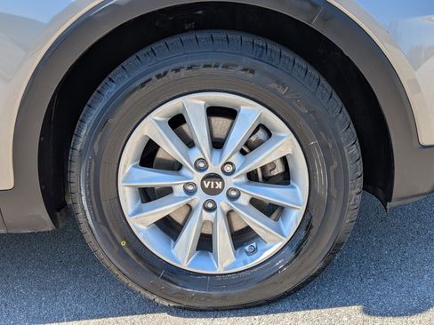 Used 2019 Kia Sorento LX image 11