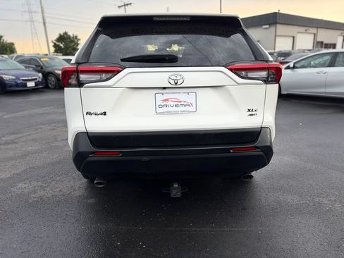 Used 2021 Toyota RAV4 XLE Premium AWD/4WD image 4