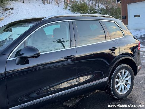 Used 2017 Volkswagen Touareg Sport AWD/4WD image 35