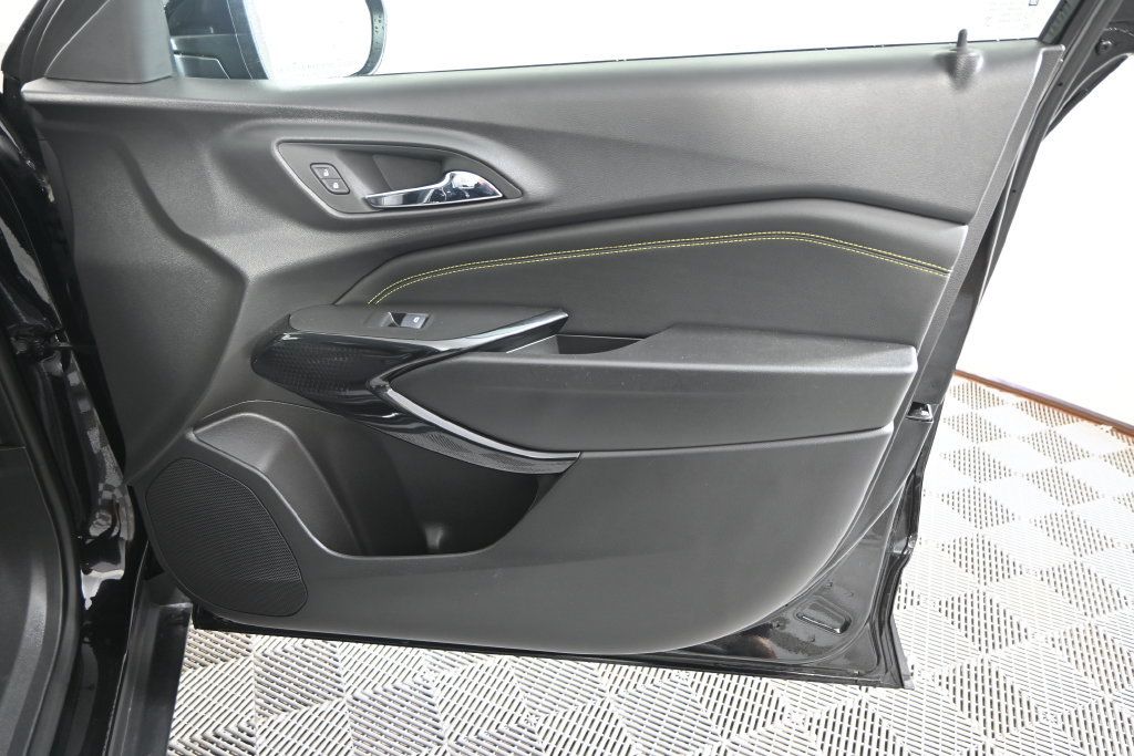 Used 2025 Chevrolet Trax LT FWD image 12
