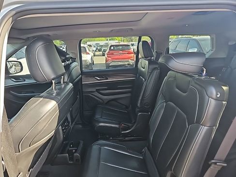 Used 2023 Jeep Grand Cherokee L Limited w/ Black Appearance Package image 15