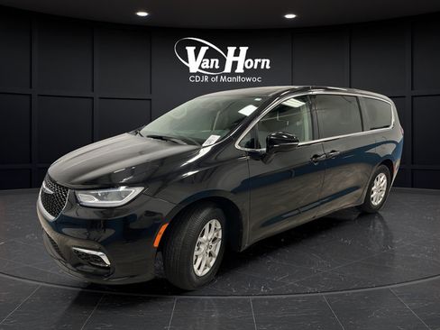 Used 2024 Chrysler Pacifica Touring-L FWD image 3
