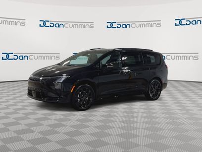 New 2027 Chrysler Pacifica Limited w/ Family Tech Group
