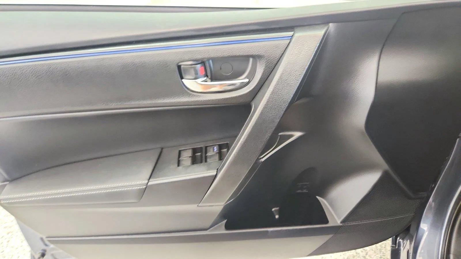 Used 2018 Toyota Corolla SE w/ SE Premium Package FWD image 24