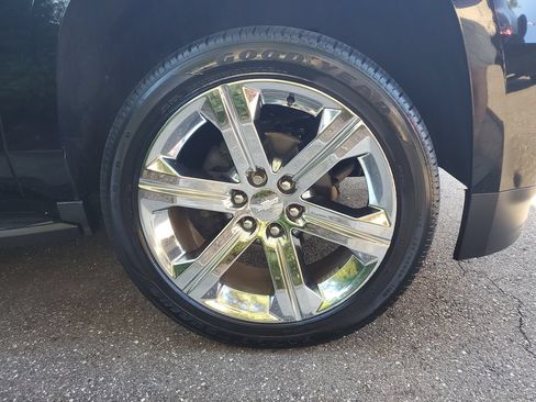 Used 2019 Chevrolet Suburban LT w/ Luxury Package RWD image 3