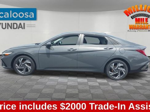 Used 2025 Hyundai Elantra SEL FWD image 4