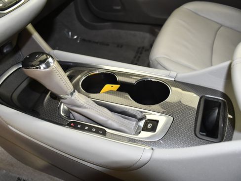 Used 2017 Chevrolet Malibu Hybrid w/ Leather Package FWD image 31