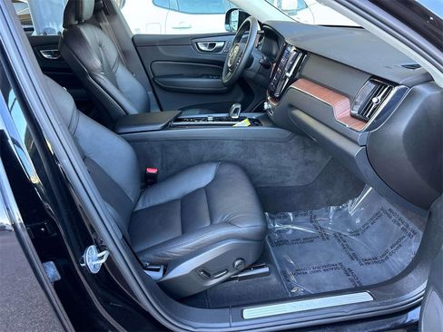 Used 2024 Volvo XC60 B5 Plus w/ Protection Package Premier image 17