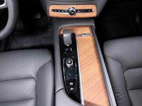 Certified 2025 Volvo XC90 B6 Plus w/ Protection Package Premier image 10