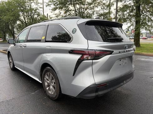 Used 2023 Toyota Sienna XLE FWD image 7