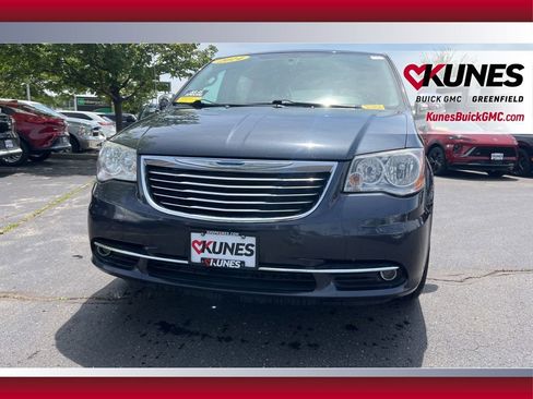 Used 2014 Chrysler Town & Country Touring-L FWD image 14