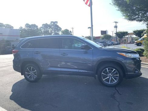 Used 2018 Toyota Highlander XLE AWD/4WD image 9