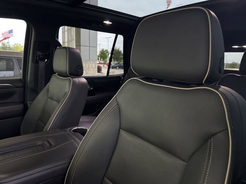 Used 2022 GMC Yukon SLT w/ SLT Premium Package image 14