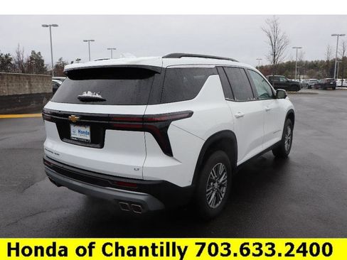 Used 2024 Chevrolet Traverse LT w/ Enhanced Driving Package image 7