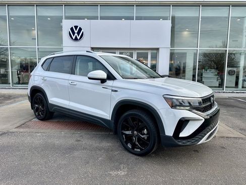Used 2022 Volkswagen Taos SE image 1
