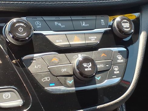 Used 2025 Chrysler Pacifica Limited FWD image 30