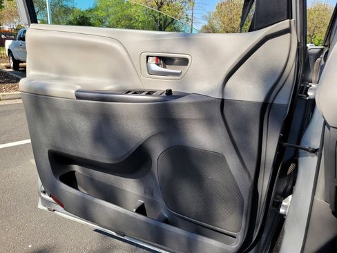 Used 2016 Toyota Sienna LE FWD image 25