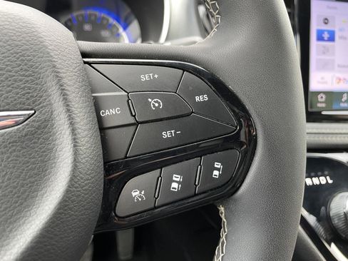 Used 2025 Chrysler Pacifica Limited image 16