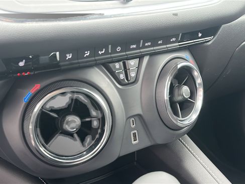 Used 2025 Chevrolet Blazer LT AWD/4WD image 17