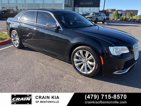 Used 2017 Chrysler 300 C RWD image 2