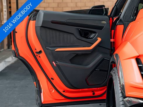 Used 2025 Lamborghini Urus SE AWD/4WD image 25