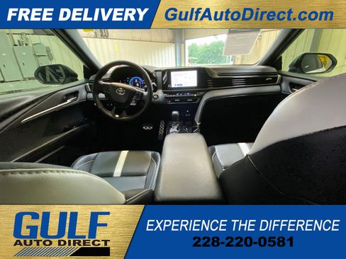 Used 2025 Toyota Camry SE w/ Convenience Package FWD image 2