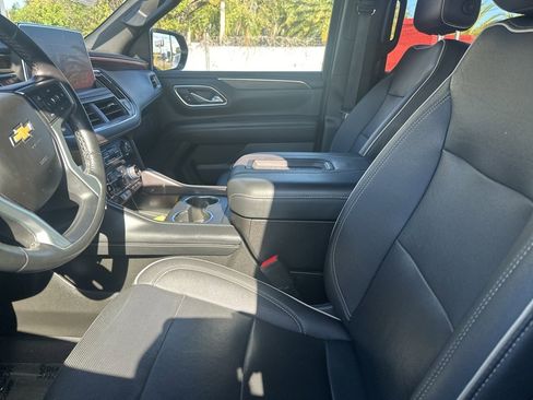 Used 2023 Chevrolet Suburban Premier image 3