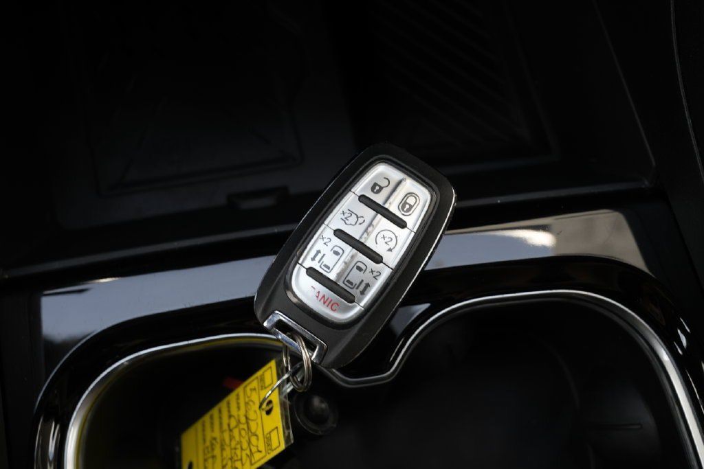 Used 2025 Chrysler Pacifica Limited FWD image 67