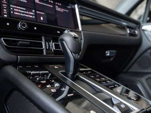 Certified 2026 Porsche Macan AWD/4WD image 27