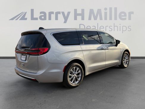 New 2026 Chrysler Pacifica Select image 6