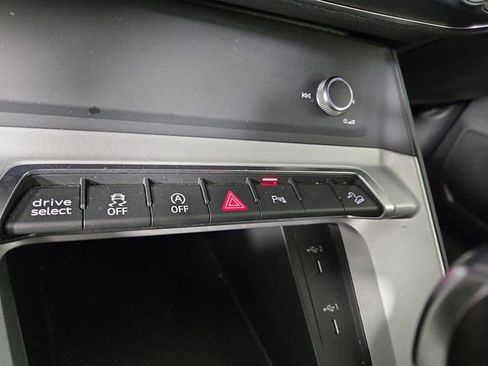 Used 2025 Audi Q3 2.0T Premium image 24