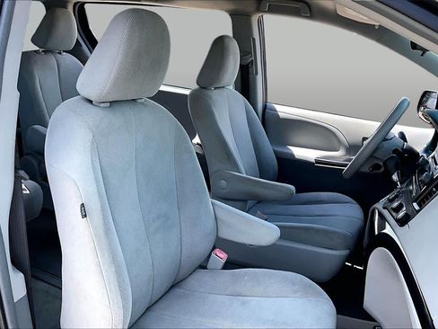 Used 2013 Toyota Sienna L FWD image 9