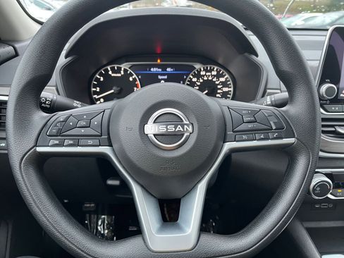 Used 2025 Nissan Altima 2.5 SV image 30