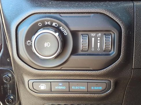 Used 2022 Jeep Wrangler Unlimited Sahara AWD/4WD image 11