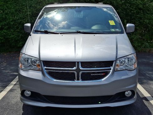 Used 2019 Dodge Grand Caravan SXT image 2
