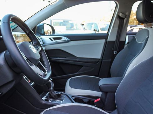 Used 2025 Volkswagen Taos SE image 19