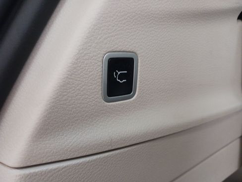 Used 2024 Chrysler Pacifica Touring-L FWD image 30