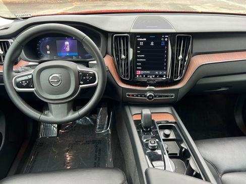 Used 2023 Volvo XC60 T8 Plus image 23