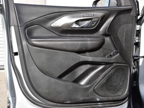 Used 2023 GMC Terrain SLT image 8