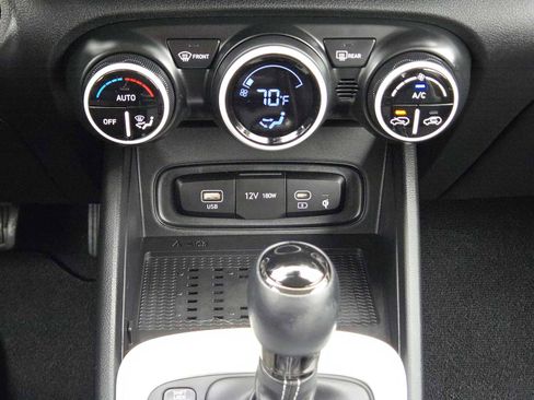 Certified 2025 Hyundai Venue Limited image 18