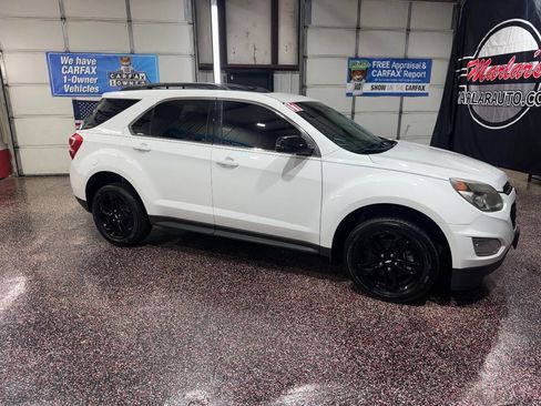 Used 2017 Chevrolet Equinox LT image 2