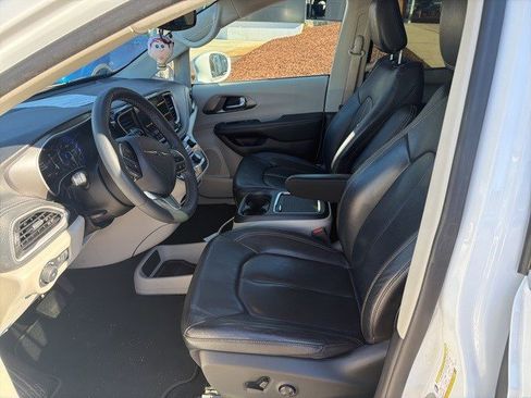 Used 2022 Chrysler Pacifica Touring-L image 11