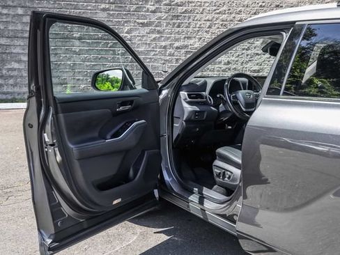 Used 2022 Toyota Highlander XLE AWD/4WD image 25
